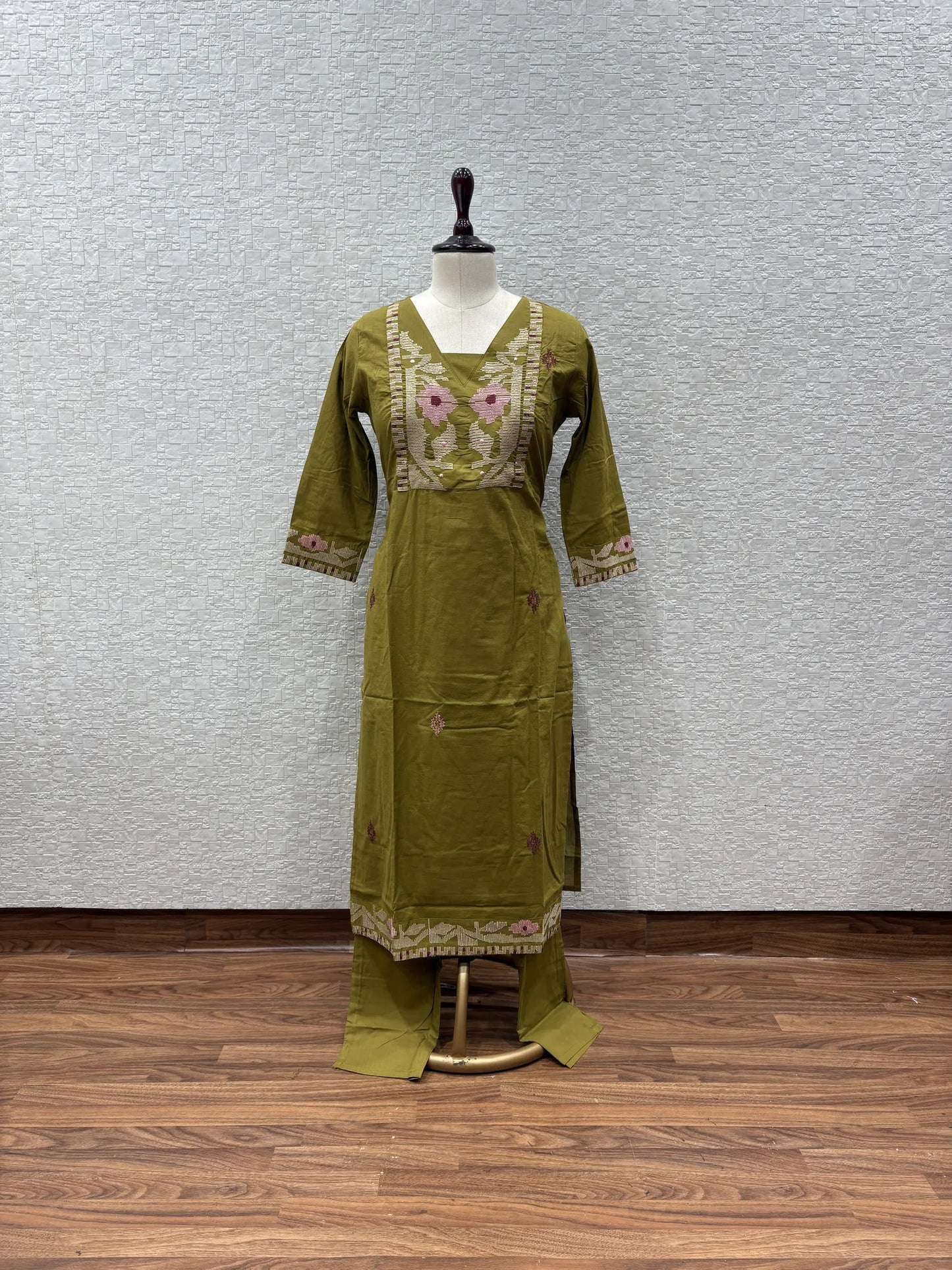 Gulaabi Floral Booti V-Neck Dupatta Set 162-6-63