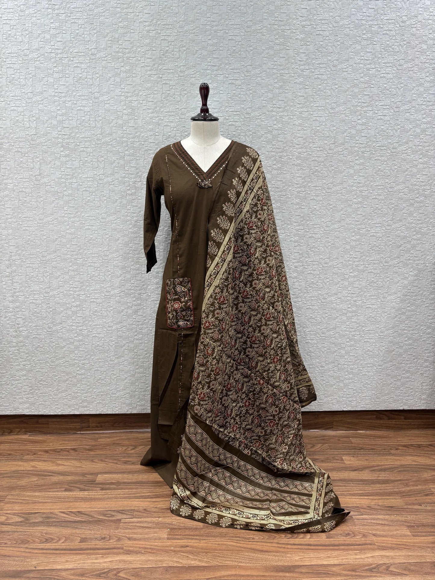 Kalamkari Pocket V-Neck Dupatta Set 101-2-62