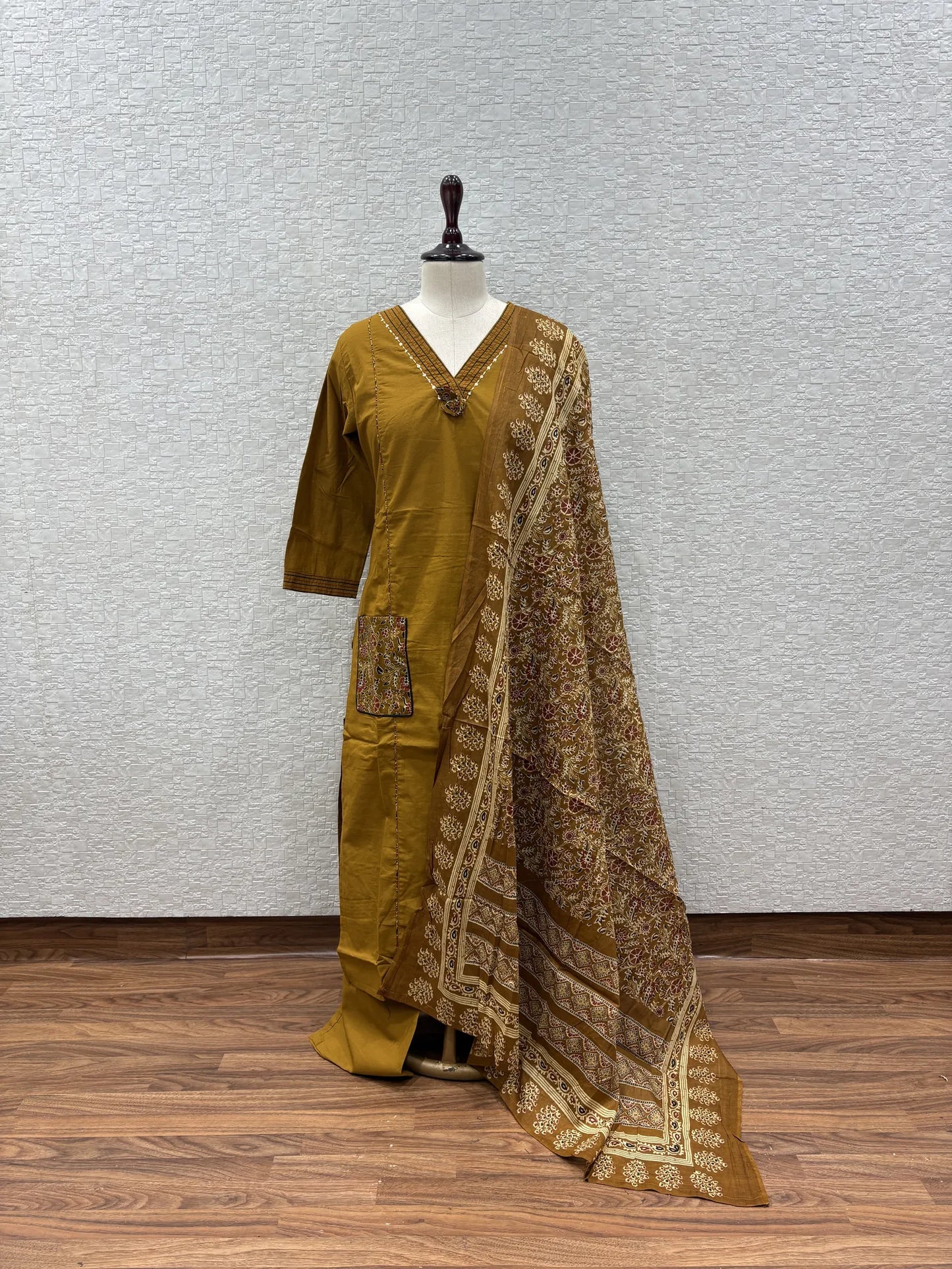 Kalamkari Pocket V-Neck Dupatta Set 101-2-62