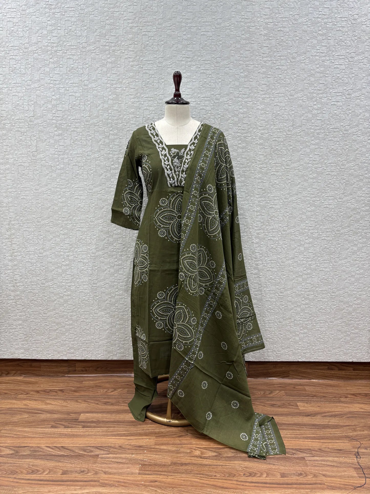 Bandhani Medallion V-Neck Dupatta Set 162-3-63