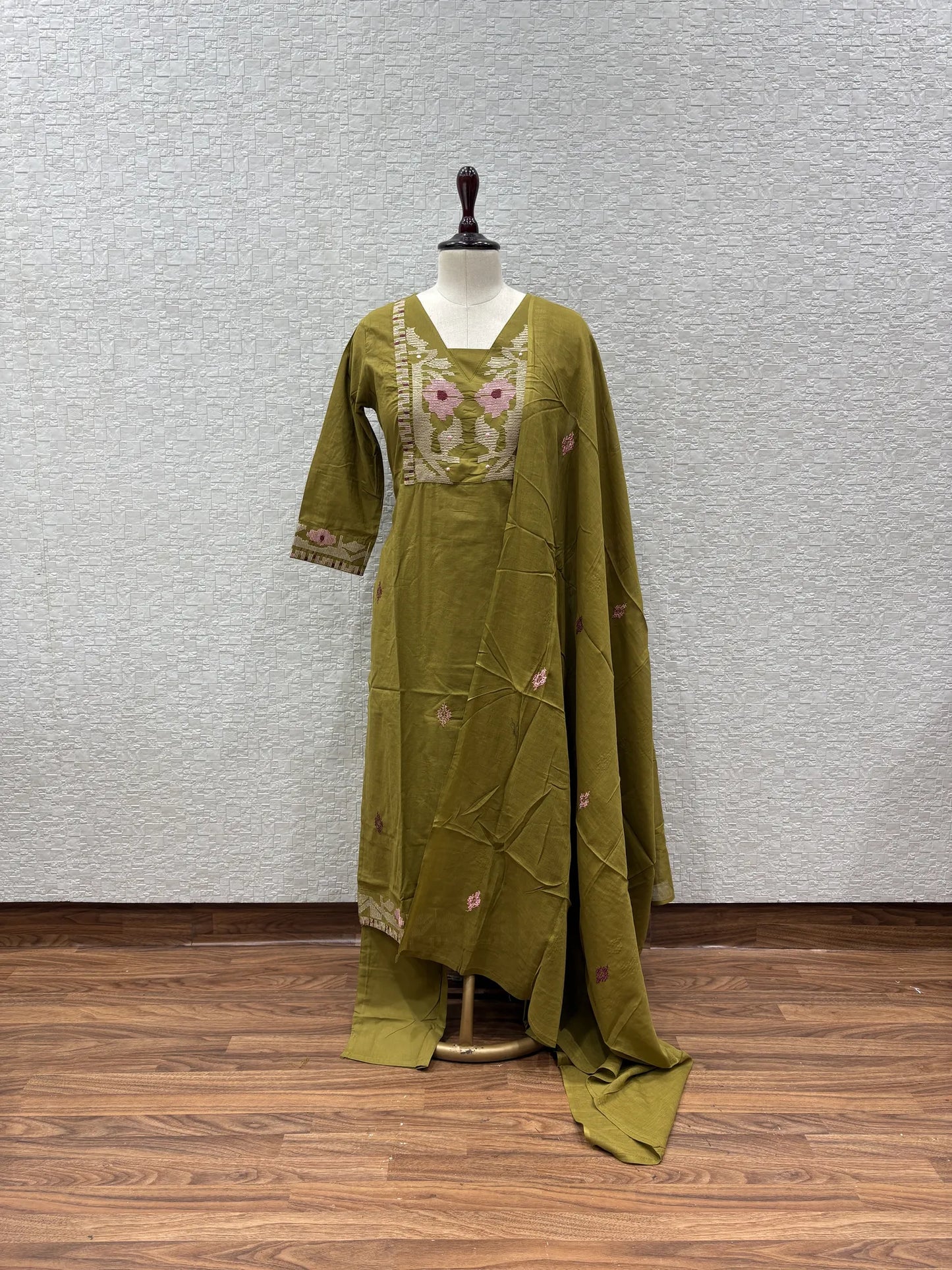 Gulaabi Floral Booti V-Neck Dupatta Set 162-6-63