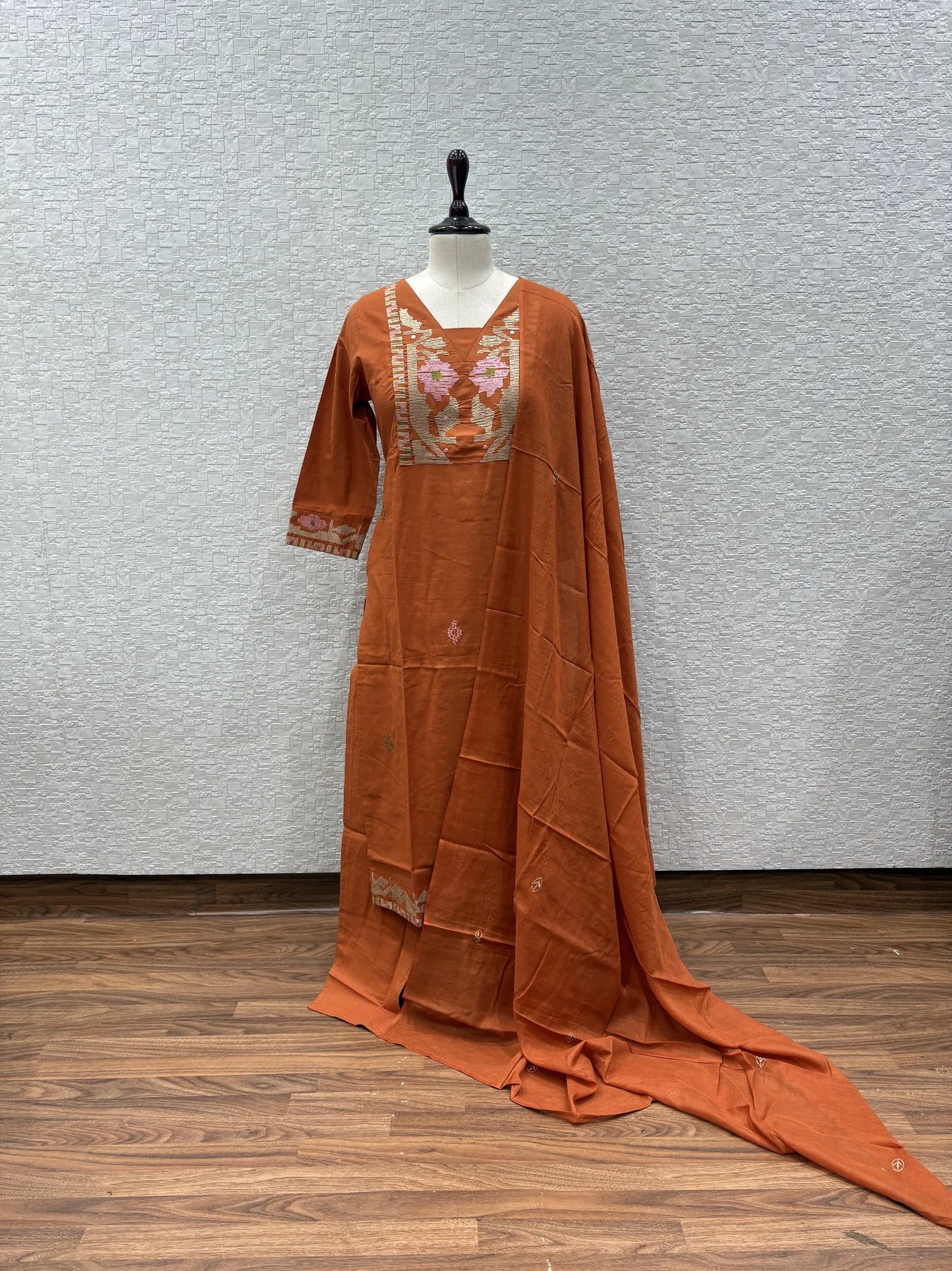 Gulaabi Floral Booti V-Neck Dupatta Set 162-6-63